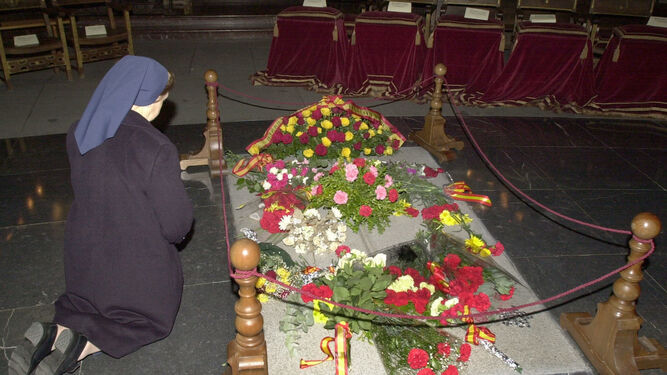 Una monja reza ante la tumba de Franco durante el XXV aniversario de su muerte, en 2000.
