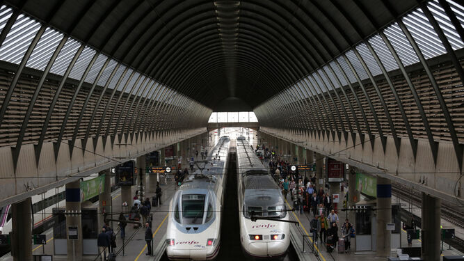 Dos trenes de Alta Velocidad en la estación de Santa Justa de Sevilla.