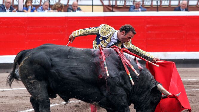 Antonio Ferrera, único diestro ovacionado ayer en Bilbao, en un natural al toro que abrió plaza.