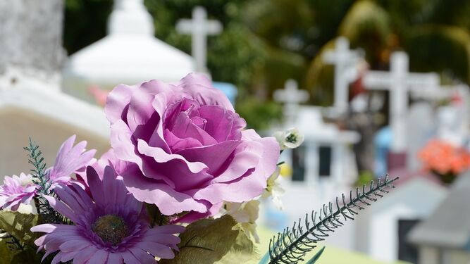 Durante el funeral se contemplan ciertos detalles como las flores, coronas funerarias, ramos y centros funerarios.