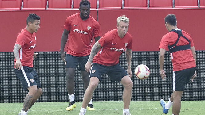 Simon Kjaer, tras jugar con Dinamarca, ha sido el primer internacional del Sevilla FC en volver.