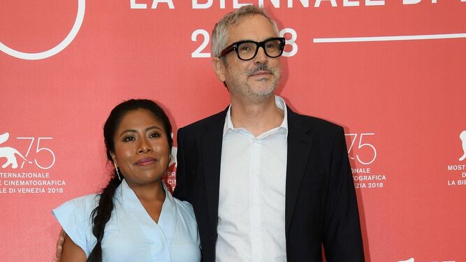 Cuarón, con la actriz Yalitza Aparicio, en la presentación de 'Roma'.