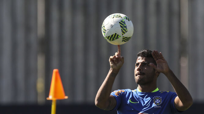 Rafinha juega con una pelota en un entrenamiento con Brasil.