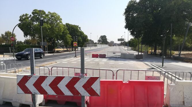 Estado actual del corte de tráfico en el acceso al Puente de las Delicias.