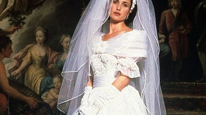 Andie MacDowell como Carrie en 'Cuatro bodas y un funeral (1994).