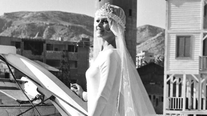 Brigitte Bardot como Linda en 'El bulevar del ron' (1971). Dise&ntilde;o de Jacques Fonteray.