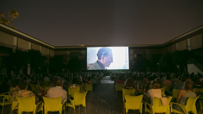 Espectadores en la proyección de una de las películas en el cine de verano en el Patio de la Diputación