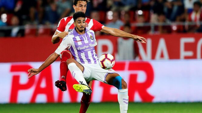 Chris Ramos aguanta el balón ante Bernardo en el Girona-Valladolid de la primera jornada.