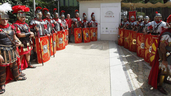 Vestidos de romanos para reivindicar que It&aacute;lica sea Patrimonio de la Humanidad