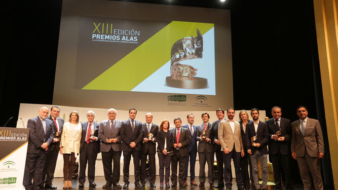 Foto de familia de los premiados en la pasada edición de los Premios Alas celebrada en Jaén en 2016.