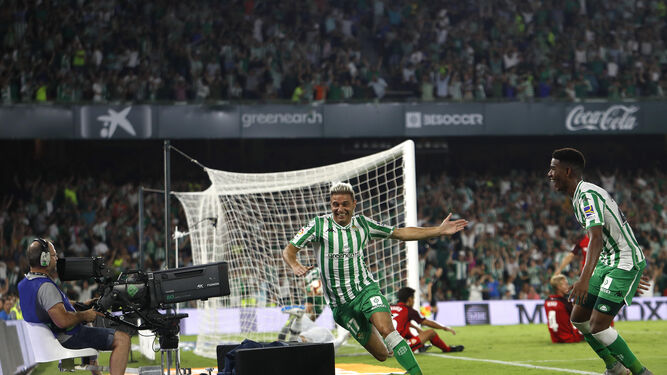 Joaquín corre a celebrar su gol ante Júnior.