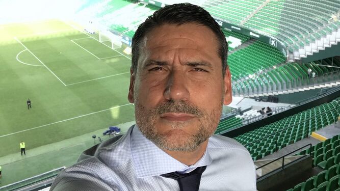 Palop se hace un 'selfie' antes de comentar el Betis-Sevilla.