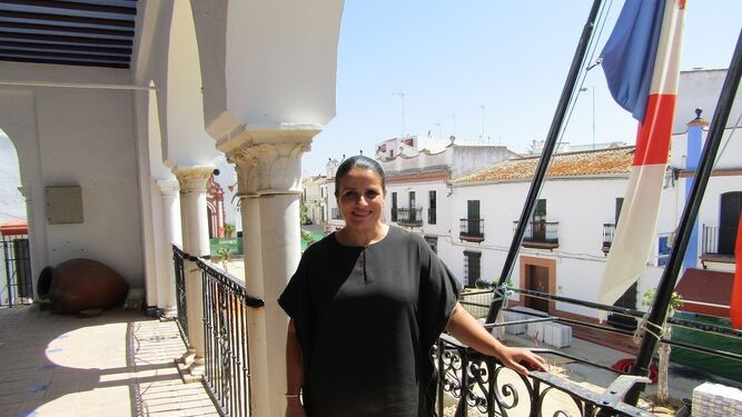 La alcaldesa María del Rocío Espinosa, en el balcón del Ayuntamiento de Almonte.