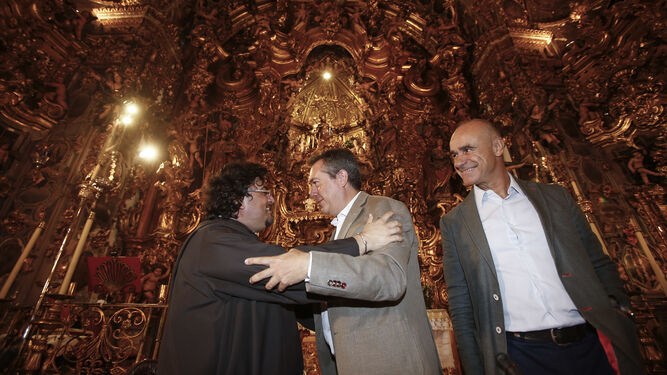 El superior de los capuchinos, Eduardo Rodríguez y el alcalde, Juan Espada, se abrazan en presencia de Antonio Muñoz, delegado de Urbanismo