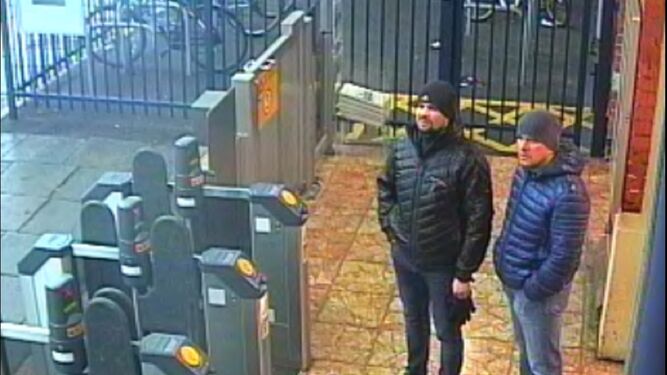 Los dos sospechosos del envenenamiento de los Skripal en la estación de metro de Salisbury.