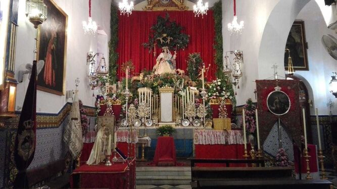 Altar de la Divina Pastora preparado para la procesión.