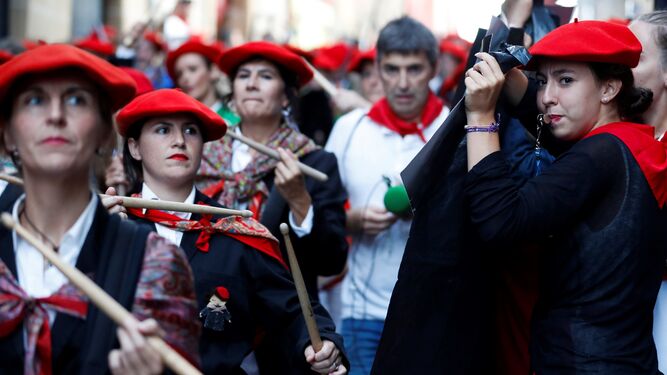 Partidarias del alarde tradicional, en el que sólo desfilan hombres, muestran su rechazo al paso del desfile de la compañía mixta Jaizkibel, ayer en Hondarribia.