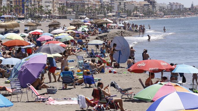 Cientos de bañistas en una playa de Málaga este verano.