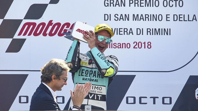 Dalla Porta levanta el trofeo tras imponerse en Moto3.