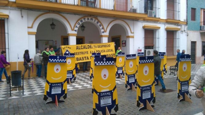 Una imagen de una protesta del Sindicato Profesional de Policías Municipales ante el Ayuntamiento de Coria.
