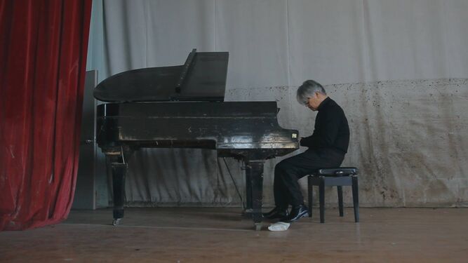 Sakamoto toca el piano recuperado del tsunami en Fukushima.