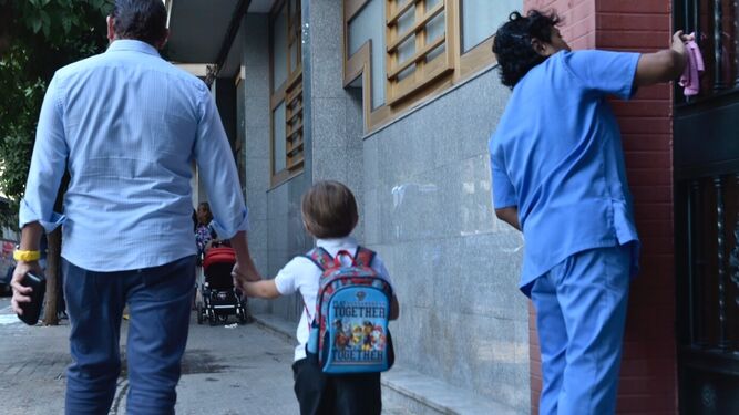 Un padre lleva a su hijo a clase esta mañana