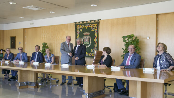 El presidente de la Diputación de Sevilla saluda al director general del Catastro, Fernando de Aragón.
