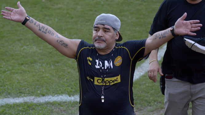 Maradona estuvo muy participativo con la grada durante su primer día.