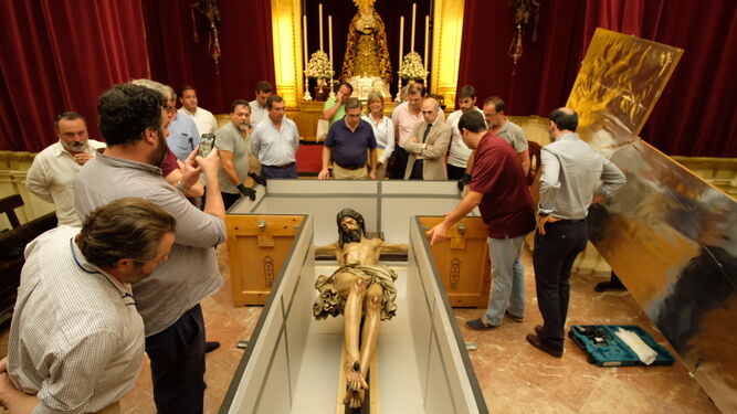 El Crucificado de la Buena Muerte es introducido en el cajón para su traslado.