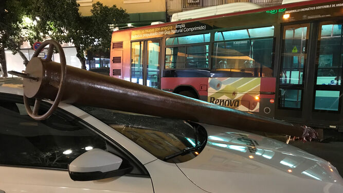 Un autob&uacute;s tira sobre un taxi un poste en la Plaza del Duque
