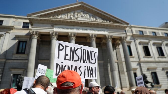 Pensionistas se manifiestan ante el Congreso de los Diputados, hoy.