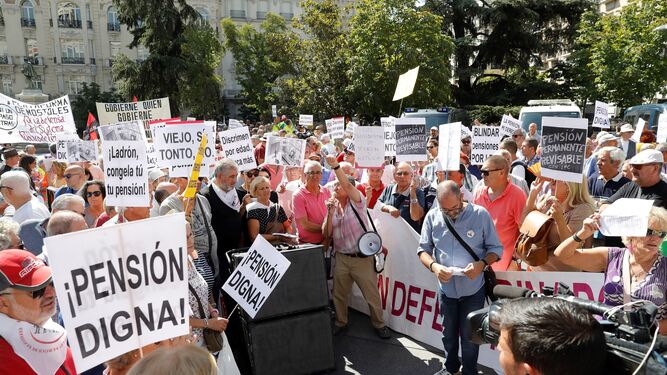 Pensionistas protestan ante el Congreso, ayer, para pedir la actualización de las pensiones con el IPC por Ley.