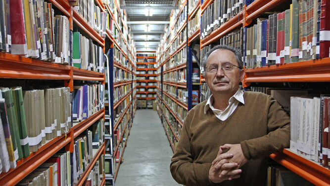 Abelardo Linares, entre los fondos de su enorme biblioteca en el Aljarafe.