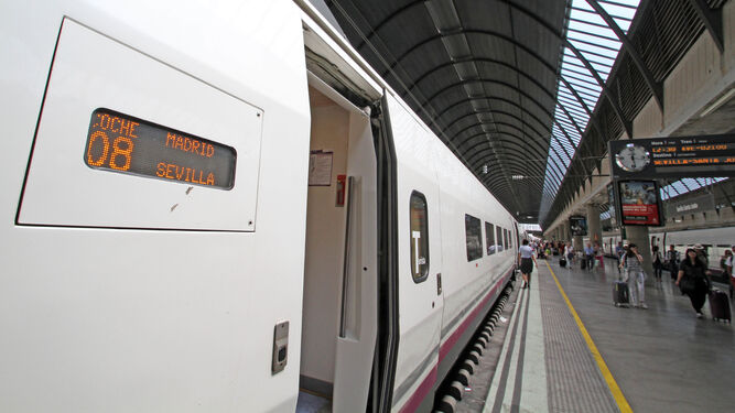 Un tren AVE con destino Madrid, en la estación de Santa Justa.