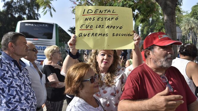 Afectados de Idental protestan ante el Parlamento de Andalucía.