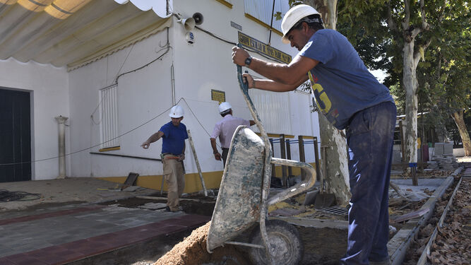 Varios operarios trabajan en unas obras en el CEIP Huerta de Santa Marina.