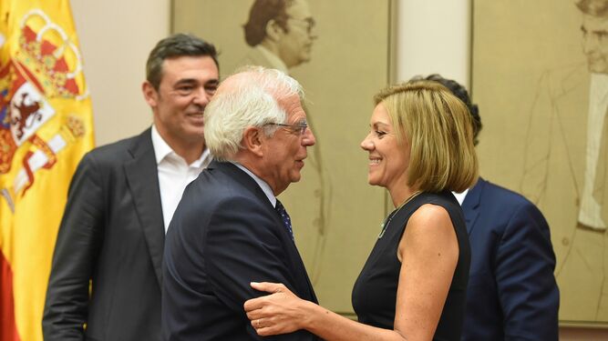 Josep Borrell y María Dolores de Cospedal se saludan ayer antes del inicio de la Comisión de Exteriores del Congreso.