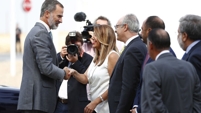 Felipe VI saluda a Susana Díaz en la inauguración de la nueva fábrica de Ybarra.