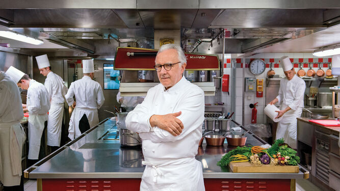 El prestigioso chef Ducasse, en la cocina de uno de sus locales.
