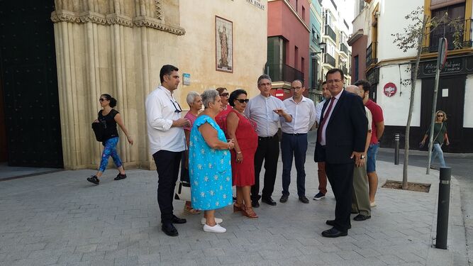 Cabrera junto a varios vecinos durante su visita a la Plaza de San Román.