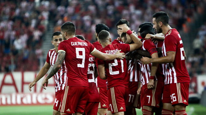 Jugadores del Olympiacos celebran un gol durante la fase previa de la Europa League.