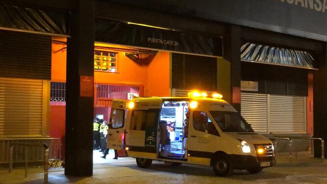 Una ambulancia del 061, en la puerta del estadio Ramón Sánchez Pizjuán la noche del domingo.