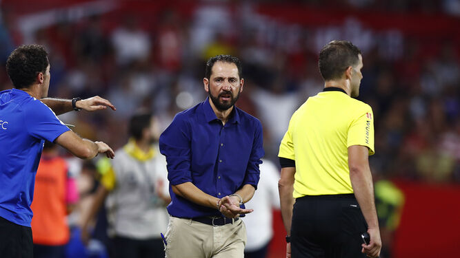Pablo Machín se queja a un asistente en el Sevilla-Getafe del pasado domingo.
