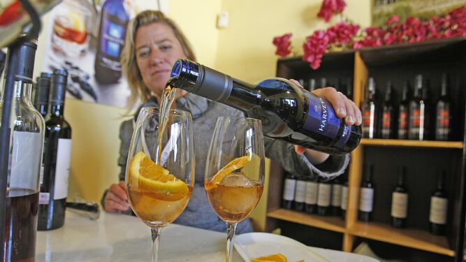 Una empleada de Fundador sirve en Vinoble una copa de vino.