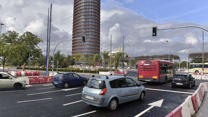 Imagen de archivo con tráfico y autobuses, uno de ellos del Consorcio, en la Torre Pelli.