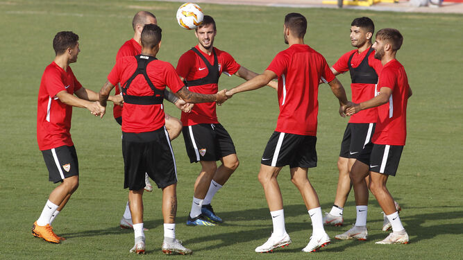 Un grupo de futbolistas sevillistas se ejercita en el entrenamiento.