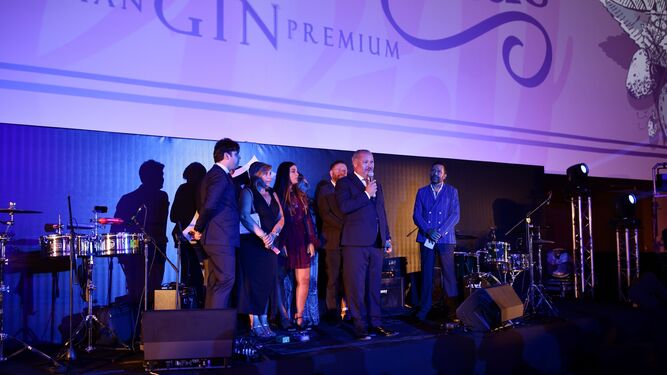 Los hermanos José Antonio y Francisco Rodríguez, socios fundadores de Gin Premium Puerto de Indias, junto a la familia que trabajó desde sus inicios en la producción de la ginebra.