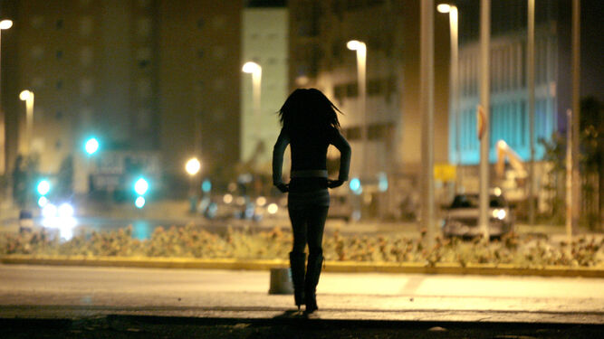 Una mujer, ejerciendo la prostitución en Sevilla.