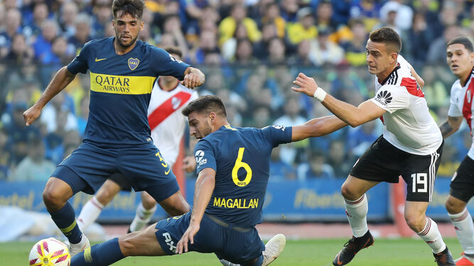 Jugadores de Boca y River disputan un balón durante el superclásico argentino
