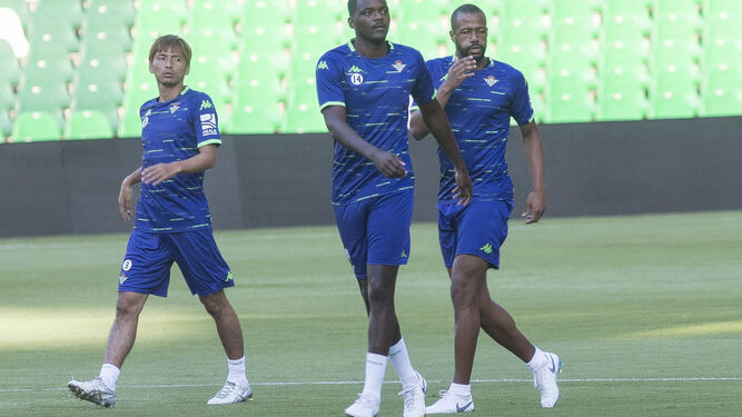 Sidnei, en un entrenamiento junto a Carvalho e Inui.